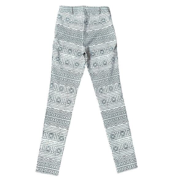 Camilla Skinny Pants Size 8 Stretchy Material Two front Pockets Zip Closure - Picture 3 of 10